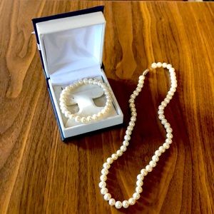 Pearl necklace and bracelet